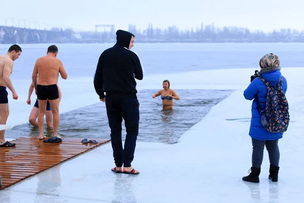 Зимние Виды Спорта Закалка Зимой Люди Стоят Купаются Ледяной Яме — стоковое фото