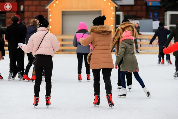 Pista Gelo Inverno Meninas Felizes Divertir Gelo Desporto Familiar Ativo — Fotografia de Stock