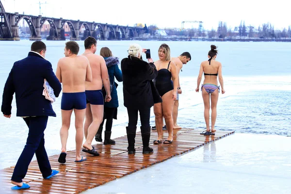 Deportes Invierno Endurecimiento Grupo Personas Pie Nadar Invierno Agujero Hielo —  Fotos de Stock