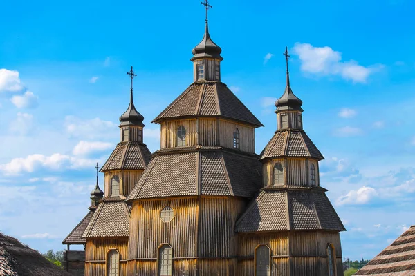 Ancienne église en bois, église chrétienne orthodoxe de Zaporizhzhya Cosaques sur l'île de Khortytsya dans la ville ukrainienne de Zaporozhye. Ukraine — Photo