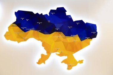 Büyük bölgesel şehirleri olan Ukrayna 'nın büyük bir haritası. Devlet idaresinin duvarında Ukrayna ulusal bayrağı olarak sarı mavi tonlarda büyük bir Ukrayna haritası var.