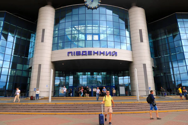 Azul entrada sur de la estación central de tren se encuentra en una plaza de la ciudad de Kiev. Gran transporte moderno, centro de tránsito en la capital de Ucrania — Foto de Stock
