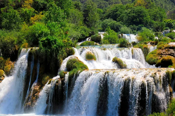 Malerischer Wasserfall zwischen großen Steinen in den Krka-Wasserfällen, Landschaftspark Seen, Kroatien im Frühling oder Sommer. Kroatische Wasserfälle, Berge und Natur. — Stockfoto