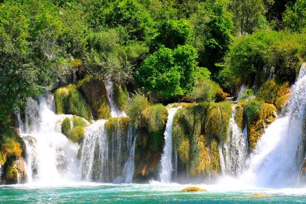Malerischer Wasserfall zwischen großen Steinen in den Krka-Wasserfällen, Landschaftspark Seen, Kroatien im Frühling oder Sommer. Kroatische Wasserfälle, Berge und Natur. — Stockfoto