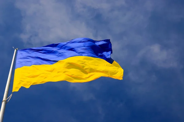 Ukrayna 'nın büyük ulusal bayrağı mavi gökyüzünde dalgalanıyor. Dnepr şehrindeki büyük sarı mavi Ukrayna bayrağı, Dnepropetrovsk. Bağımsızlık, Anayasa Günü, Ulusal Tatil, metin alanı