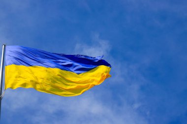 Ukrayna 'nın büyük ulusal bayrağı mavi gökyüzünde dalgalanıyor. Dnipro, Dnipropetrovsk 'taki büyük sarı Ukrayna devlet bayrağı. Bağımsızlık, Anayasa Günü, Ulusal Gün