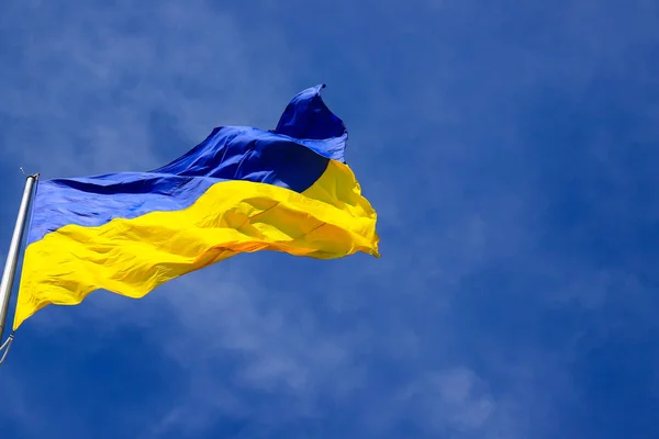Ukrayna 'nın büyük ulusal bayrağı mavi gökyüzünde dalgalanıyor. Dnipro, Dnipropetrovsk 'taki büyük sarı Ukrayna devlet bayrağı. Bağımsızlık, Anayasa Günü, Ulusal Gün