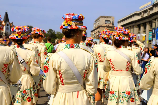 Trommlermädchen Schönen Weißen Kostümen Und Modischen Hüten Mit Leuchtenden Blumen — Stockfoto