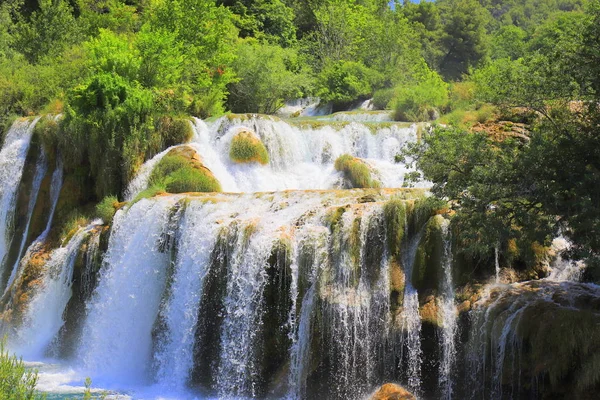 Malerischer Wasserfall Zwischen Großen Steinen Landschaftspark Krka Kroatien Frühling Oder — Stockfoto