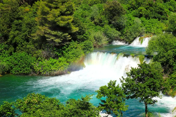 Malerischer Wasserfall Zwischen Großen Steinen Landschaftspark Krka Kroatien Frühling Oder — Stockfoto