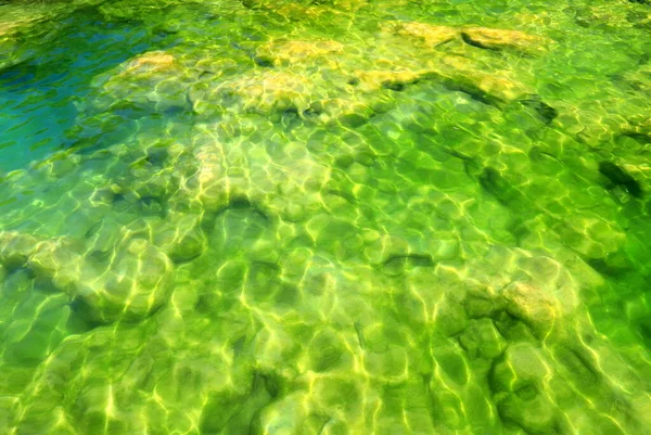 Gele Stenen Liggen Het Heldergroene Water Kroatische Bergrivier Krka Natuurlijke — Stockfoto