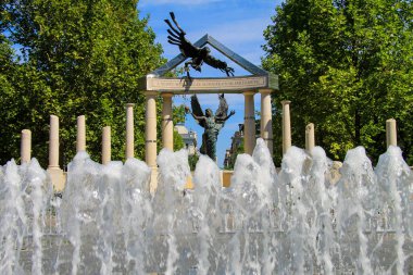 5 Temmuz 2019 'da Budapeşte, Macaristan' da Alman işgali kurbanlarının anıtı ve Özgürlük Meydanı 'nda bir çeşme