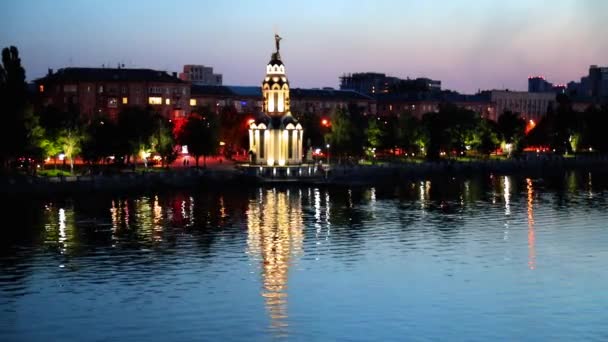 Las Luces Una Gran Ciudad Nocturna Reflejan Agua Que Fluye — Vídeo de stock