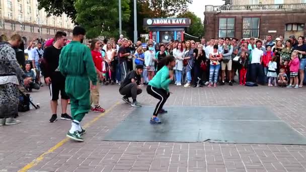 Junge Jungen Und Mädchen Tanzen Auf Der Straße Breakdance Inmitten — Stockvideo