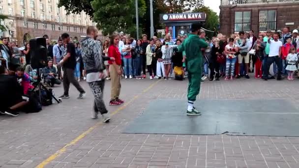 若い男の子と女の子がキエフの観客の群衆の間でストリートブレイクダンスで踊っています 面白いストリートダンサーは ウクライナの都市キエフの人々に現代舞踊を提示します ウクライナ 2019 — ストック動画