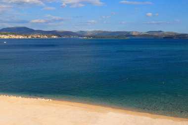 Hırvatistan 'da güzel bir deniz arka planı var. Ekolojik olarak temiz, saydam, berrak bir su. Mavi bayrak yaz plajı. Hırvat deniz tatili, seyahat ve turizm, metin alanı