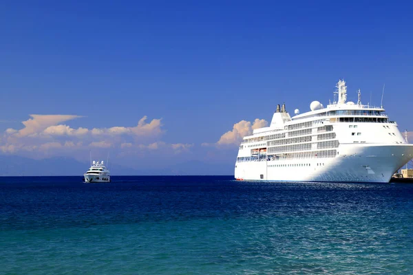 Fondo Marino Gran Crucero Blanco Pasajeros Encuentra Puerto Turístico Rodas — Foto de Stock