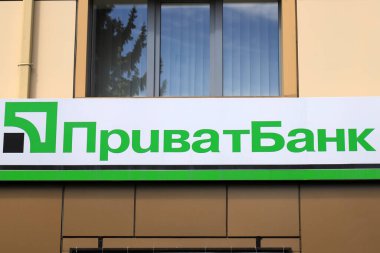 Dnepr şehri, Dnepropetrovsk, Ukrayna, 1904 2020. Privatbank yazılı büyük bir Ukrayna Privat Bankası işareti. Dnipro 'daki finans departmanı, Privat Bank' taki krediler ve mevduatlar