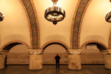 Kiev şehrindeki Ukrayna süsüyle süslenmiş güzel metro istasyonu Golden Gate. Yeraltı Demiryolu, mimarlık, 29 09 2019, Kyiv, Ukrayna