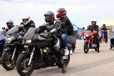 Motosikletli, kasklı, deri ceketli motosikletli motosikletliler, motosiklet sezonunu aç, motosiklet yarışında motosiklet sür. Dnipro, Ukrayna, 11 05, 2019.