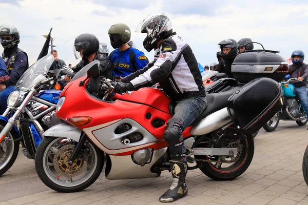 Motociclistas Cool Motorbikes Capacetes Jaquetas Couro Abrir Temporada Motocicletas Motociclismo — Fotografia de Stock