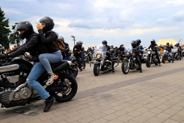 Motocykliści Cool Motocykle Kaskach Skórzanych Kurtkach Otworzyć Sezon Motocyklowy Motocykl — Zdjęcie stockowe