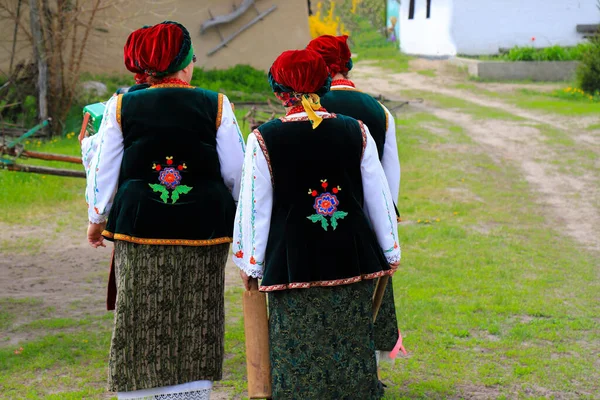 Les Femmes Âgées Costumes Nationaux Ukrainiens Chemises Brodées Gilet Marchent — Photo