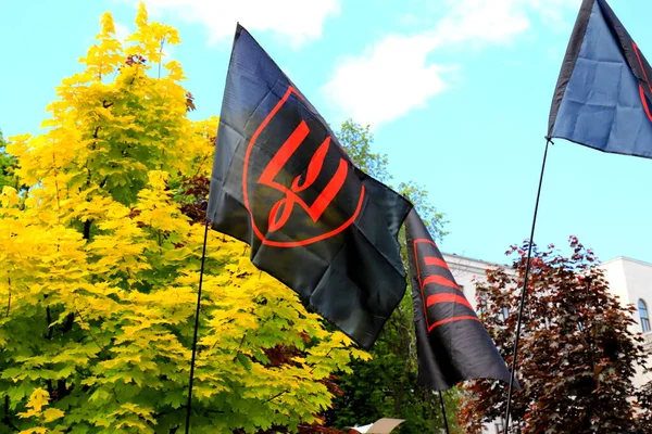 Una Bandera Roja Negra Patriótica Ucraniana Con Escudo Rojo Armas — Foto de Stock