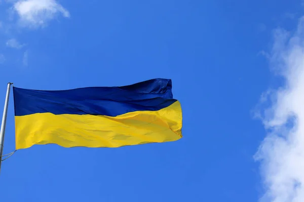 Ukrayna Nın Büyük Ulusal Bayrağı Gökyüzünde Dalgalanıyor Dnepr Şehrinde Büyük — Stok fotoğraf