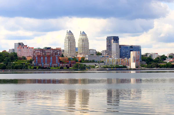 Bewolkte Ochtend Aan Rivier Dnjepr Wolkenkrabbers Worden Weerspiegeld Het Water — Stockfoto