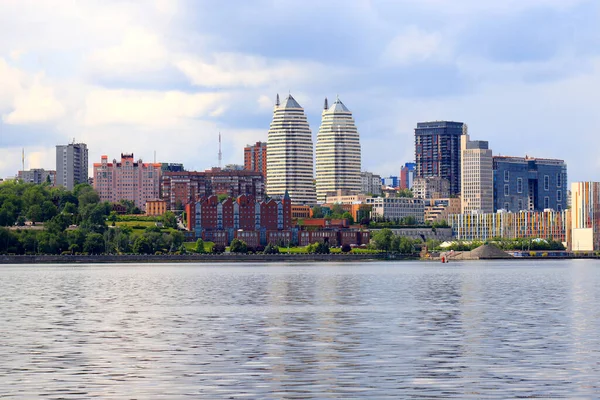 Bewolkte Ochtend Aan Rivier Dnjepr Hoge Wolkenkrabbers Worden Weerspiegeld Het — Stockfoto