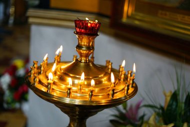  Bir stand üzerinde mumlar yanan