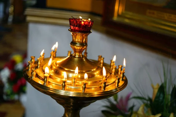  Bir stand üzerinde mumlar yanan