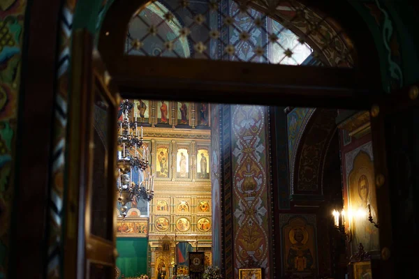Dentro de la iglesia está la catedral de Pedro y Pablo Peterhof —  Fotos de Stock