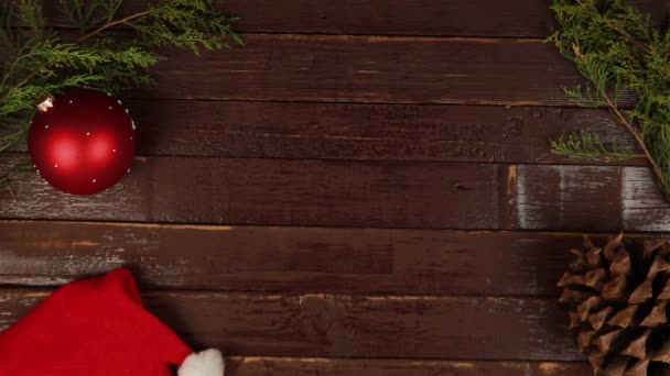 Ovanifrån händer uppackning julklappar på trä skrivbord från ovan — Stockvideo