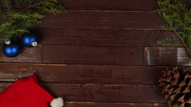 トップ ビュー手上から木製のデスクでクリスマス プレゼントを開催 — ストック動画