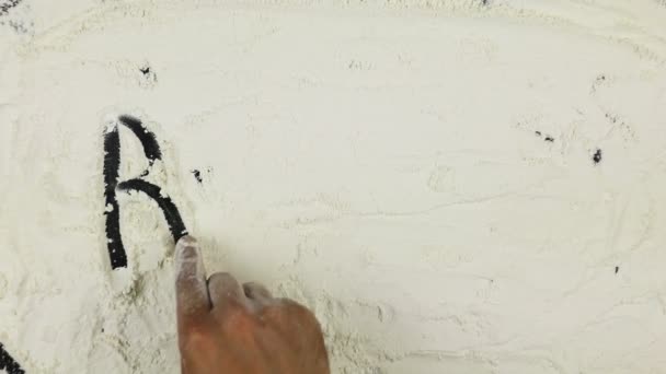 年轻人在白面粉上写一个字食谱 — 图库视频影像