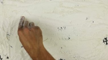 Genç adam bir kelime üzerinde beyaz un ben seni yazıyor