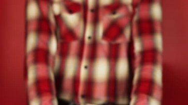 Genç adam, kırmızı zemin üzerine bir hediye verir. Kırmızı hediye kutusu ile beyaz şerit açma. Mutlu yıllar, mutlu yıllar, mutlu Sevgililer günü, hediye Hediyeler tebrik