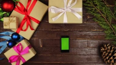 Üstten Görünüm Noel eller dokunmatik ekran smartphone kullanarak liste yukarıdan kahve içme alışveriş Noel hediyelerini tablet