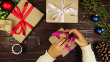 Üstten Görünüm Noel hediyelerini yukarıdan tahta masada kaydırma eller