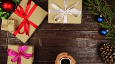 Üstten Görünüm içme kahve tablo yukarıdan Noel hediyeleri eller