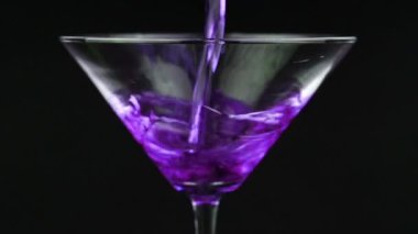 Martini cam siyah arka plan üzerine dökerek mor kokteyl