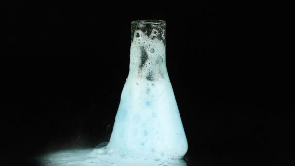 Δοκιμαστικό σωλήνα, χημική εμπειρία σε μαύρο φόντο — Αρχείο Βίντεο