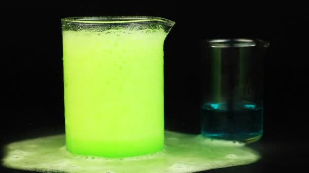 テスト チューブ、黒い背景に化学の経験 — ストック動画
