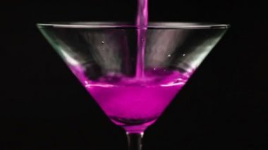 Martini cam siyah arka plan üzerine dökülen Kızıl kokteyl