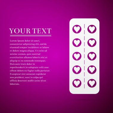 Düz tasarım aşk hapları. Hapları bir Vakumlu Ambalaj düz simgesi mor arka plan üzerinde bir kalp şeklinde. Vektör çizim