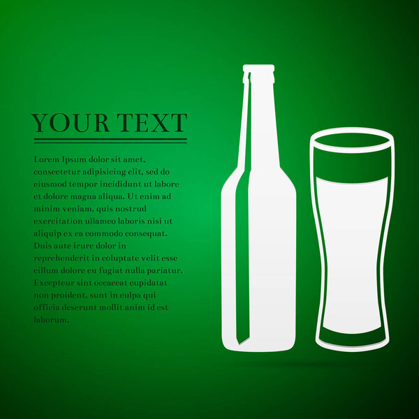 Бутылка и стакан пива плоская икона на зеленом фоне. Векторная миграция

