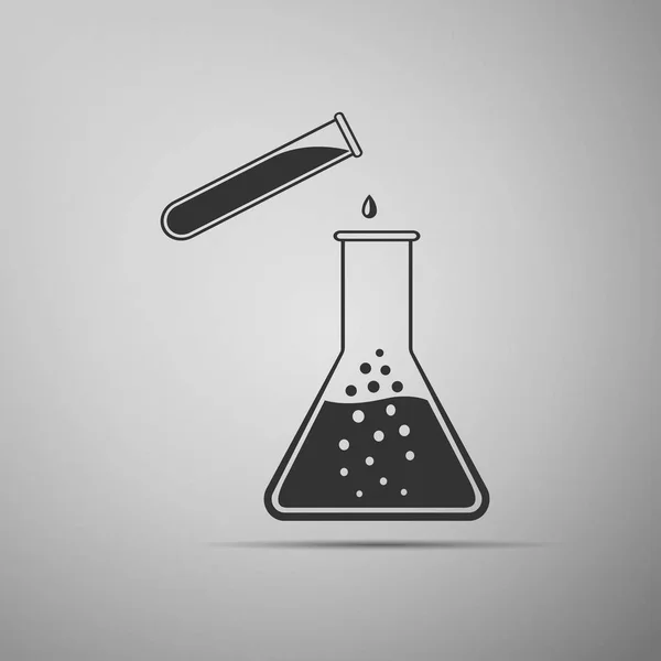 Provrör och kolv - kemiska laboratorium testa flat ikonen på grå bakgrund. Vektorillustration — Stock vektor