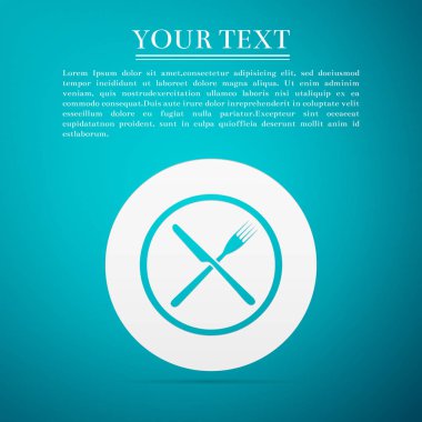 Restoran simgesi. Çatal ve bıçak düz simgesi mavi arka plan üzerinde geçti. Vektör çizim